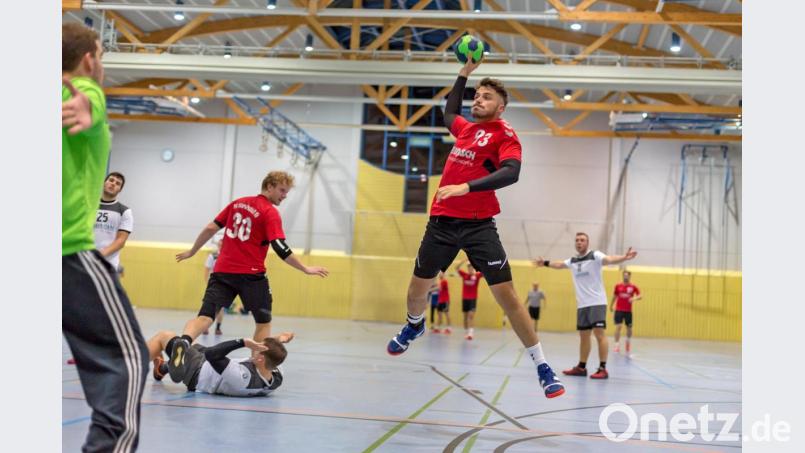 Stefan Herzog (hier im Spiel beim FC Neunburg vorm Wald) und seine Mannschaftskollegen des HV wollen sich zum Jahresausklang im Lokalderby gegen die HSG Nabburg/Schwarzenfeld gut in Szene setzen. Bild: Günter Uschold (gud)