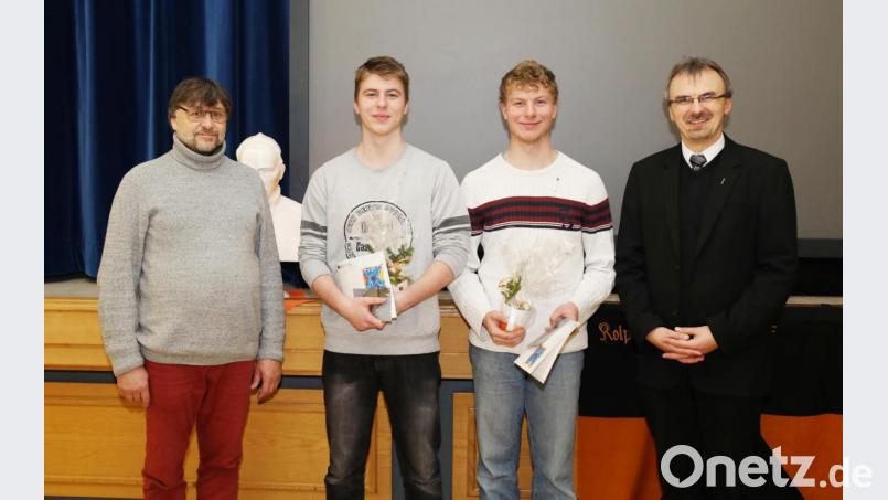 Kolpingvorsitzender Wenzeslaus Brenner (links) und Pfarrer Martin Besold (rechts) mit den beiden neu aufgenommenen Kolpingbrüdern (von links) Thomas und Max Schultes. Bild: JOCHEN NEUMANN 
ERBENDORF