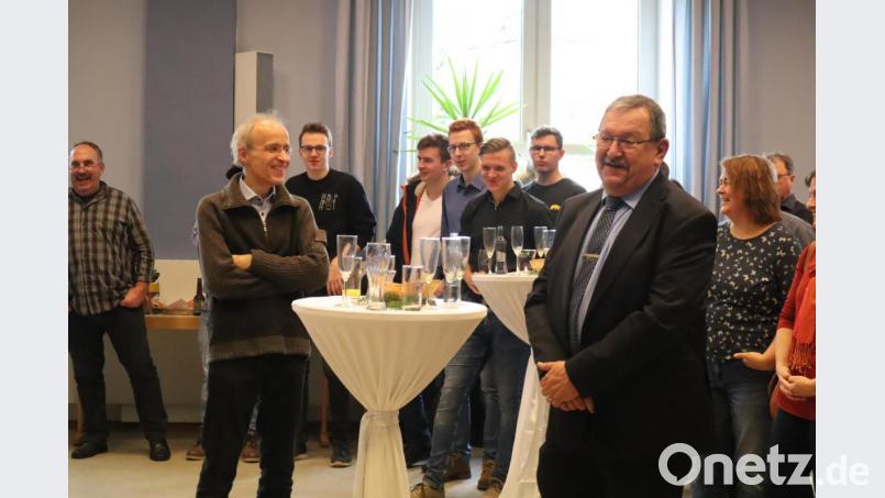 Organist und Chordirigent Helmut Wolf (rechts) ist sichtlich gerührt von allen Dankesworten. Regionalkantor Rudolf Fischer (links) ist ebenfalls bei der Verabschiedung dabei. Bild: wrm