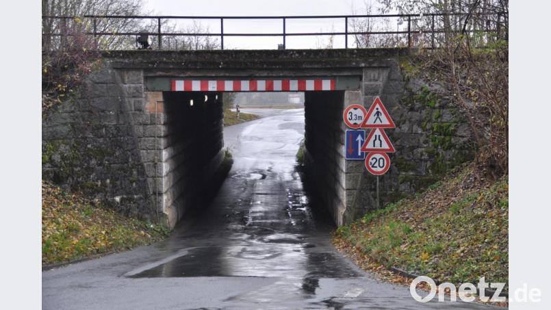 Kostspielig und schwierig wird die Erneuerung der Bahnüberführung in der Ganghofer Straße. Die Gemeinderäte machten sich in ihrer Sitzung Gedanken, wie die Kommune finanziell entlastet werden könnte. Bild: ak