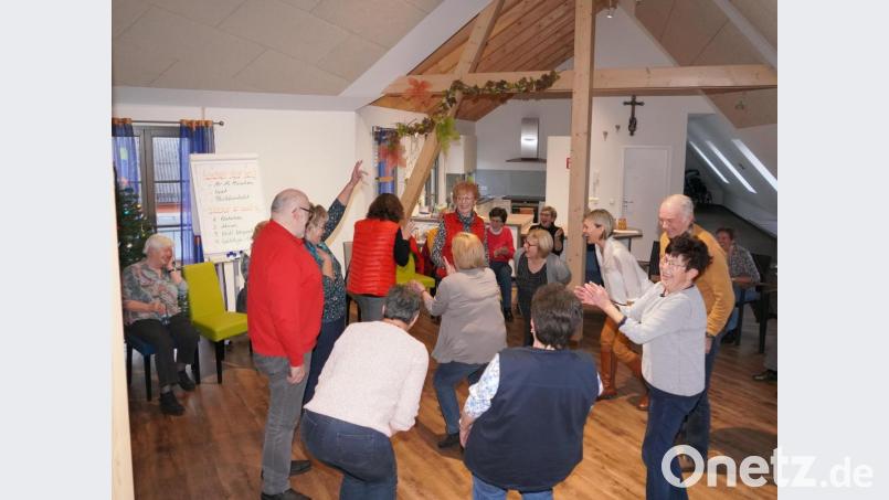 Viel Spaß haben die Beteiligten des Lachyoga. Bild: fvo