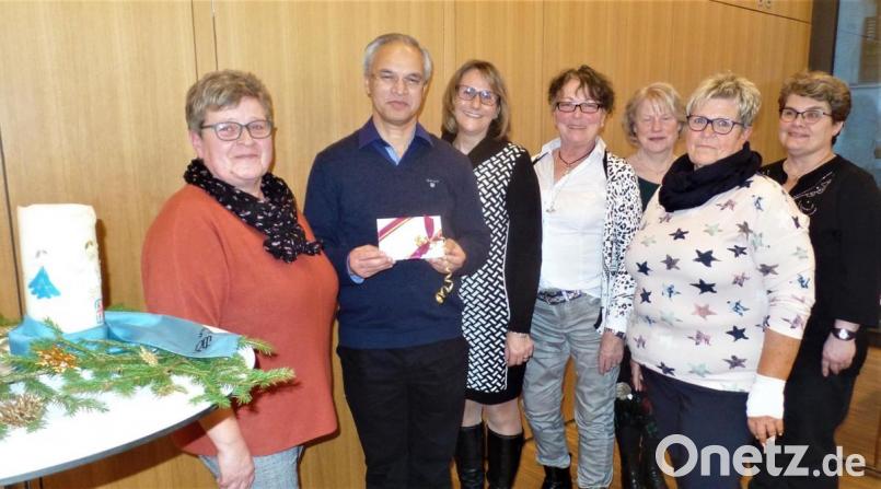 Der Betrag von 300 Euro ist bei Pfarrer Varghese Puthenchira in guten Händen. Er wird die Spende an ein Behindertenheim im indischen Bundesstaat Kerala weiterleiten. Das Führungsteam des KDFB Kohlberg mit (von links) Beate Heumann, Andrea Schwarz, Heidi Bauer, Johanna Fischer, Edith List und Andrea Merkl weiß das Geld gut angelegt. Bild: jml