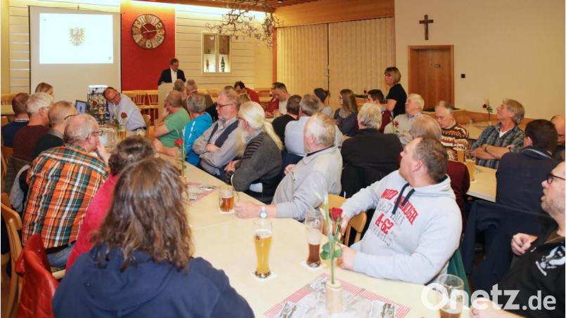 Bürgerversammlung in Wildenreuth. Am Rednerpult Bürgermeister Hans Donko. Bild: JOCHEN NEUMANN
ERBENDORF