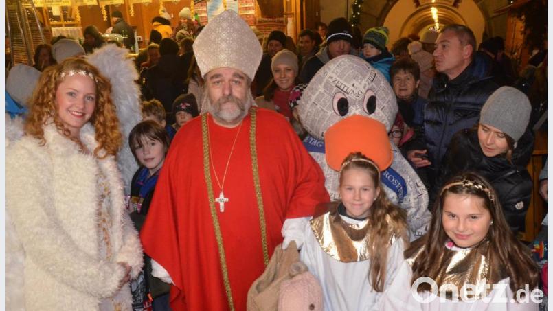 Am Donnerstag überraschten Nikolaus, Chriskind, Engel und Paula Print die Kinder auf dem Christkindlmarkt. Bild: Kunz