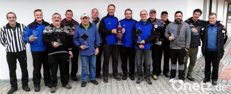 Die Mannschaftsführer der Teams holen sich ihre Gewinne ab mit Schiri Ingo Hannes (links) sowie Wettbewerbsleiter Klaus Horn (rechts). Bild: R. Kreuzer