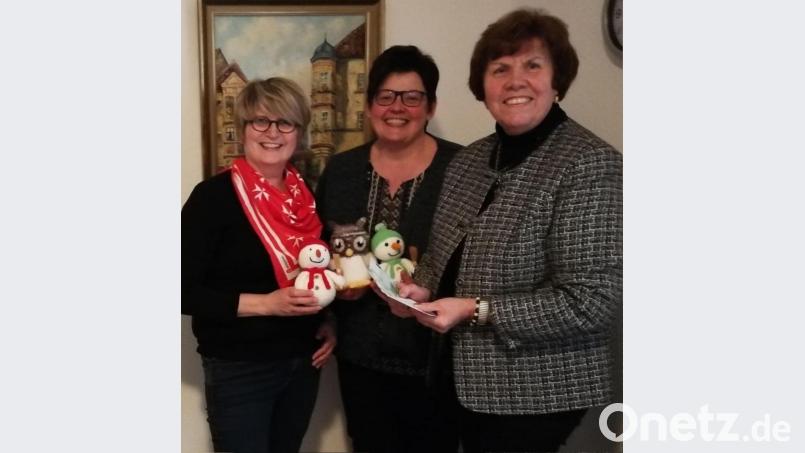 Über die 700 Euro für den Hospizdienst freuen sich (von links) Elke Lauterbach, Katja Volpert-Greim sowie Spenderin Gudrun Hagn. Bild: exb/Elke Lauterbach