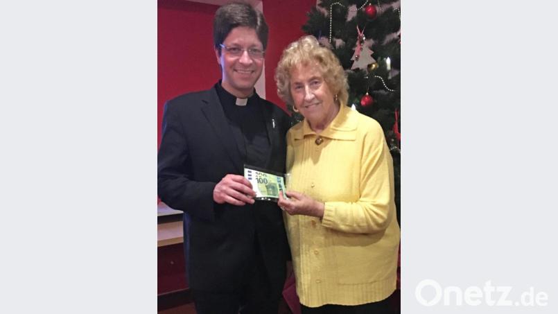 Die Kinder liegen Elfriede Stich am Herzen. Die Arbeiterwohlfahrt spendet 300 Euro. Pfarrer Georg Gierl leitet das Geld an die Aktion "Ein Lächeln zu Weihnachten" weiter. Bild: nm