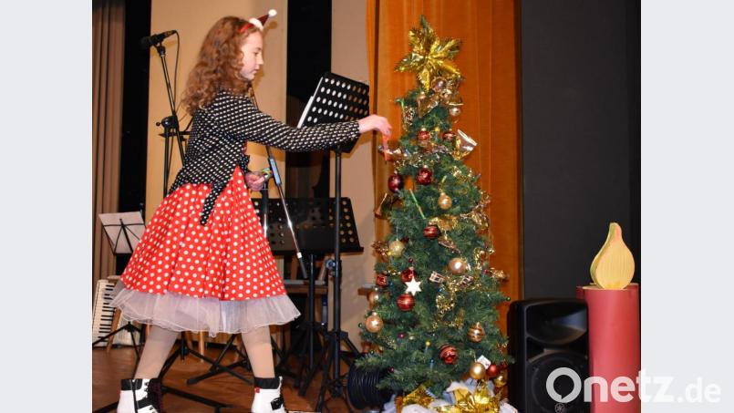 &quot;Rocking around the Christmastree&quot; ist eines der Lieder, das beim Adventskonzert zu hören war. Bild: rgr