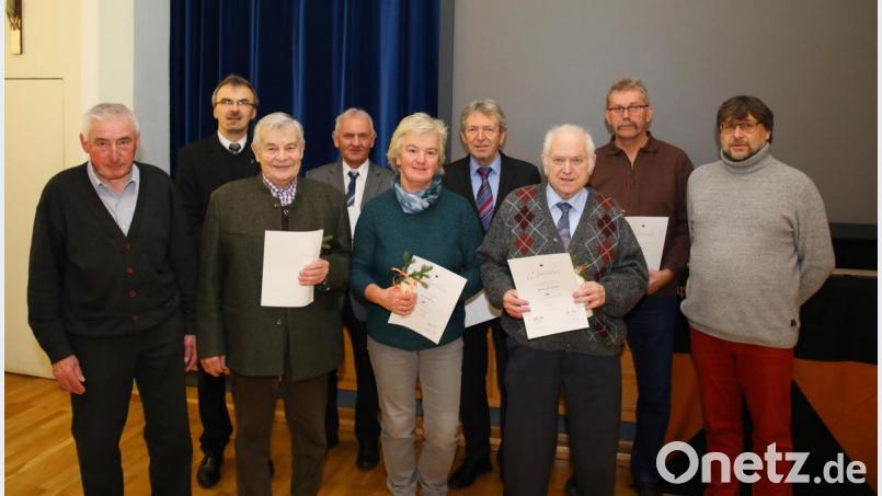Kolpingvorsitzender Wenzeslaus Brenner (rechts) und Pfarrer Martin Besold (zweiter von links) mit den geehrten Mitgliedern (von links) Josef Wenning, Leonhard Schleicher, Reinhold Klöble, Monika Weiß, Franz Stangl, Werner Benkhard und Gottfried Härtl. Bild: JOCHEN NEUMANN 
ERBENDORF