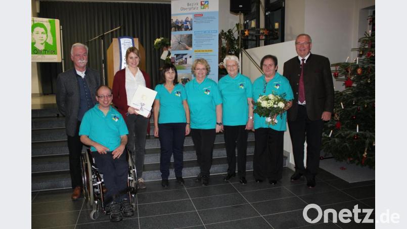 Behinderte und nichtbehinderte Menschen treffen sich im Mehrgenerationenhaus in Maxhütte-Haidhof. Sie unternehmen gemeinsam Ausflüge und leben so die Inklusion im Alltag. Bild: exb