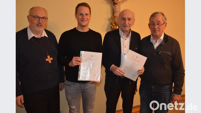 Langjährige Mitglieder zeichnete die Kolpingfamilie Mitterteich aus. Im Bild (von links) Stadtpfarrer Anton Witt, Bernhard Sommer, Stefan Zeitler und Vorsitzender Erhard Sommer. Bild: jr