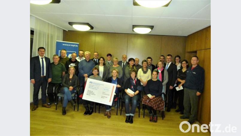 Viele freudige Gesichter gab es bei der Zweigstelle der Volksbank Nordoberpfalz in Bärnau anlässlich der diesjährigen Spendenübergabe an Vereine und Institutionen der Gemeinde. Mit im Bild Zweigstellenleiter Günter Zwerenz (links) und Regionalmarktleiter für Bärnau, Plößberg, Falkenberg und Liebenstein Berthold Bauer (Vierter von rechts). Bild: bir