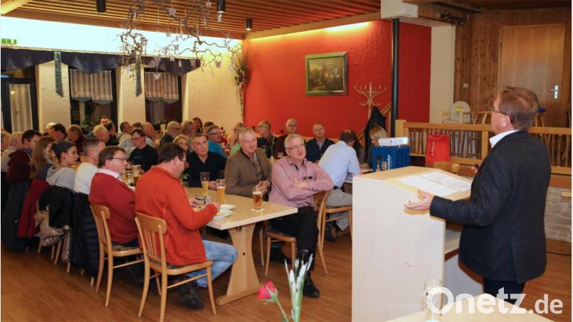 Bürgerversammlung in Wildenreuth. Am Rednerpult Bürgermeister Hans Donko. Bild: JOCHEN NEUMANN
ERBENDORF