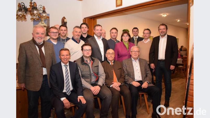 Der CSU-Ortsverband Nabburg hat seine Kandidaten für den Stadtrat nominiert. 17 Männer und drei Frauen bewerben sich um einen Sitz im Rathaus. Mit dieser Mannschaft bestreitet Bürgermeisterkandidat Frank Zeitler (rechts) den Wahlkampf. Bild: bnr