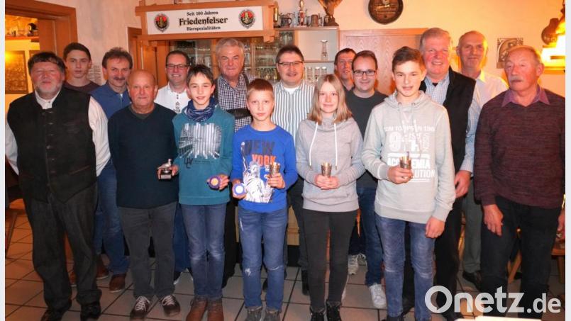 Die erfolgreichsten Brieftaubenzüchter der RV Pleystein mit den Vorsitzenden Josef Zehent (siebter von links) Bild: fvo