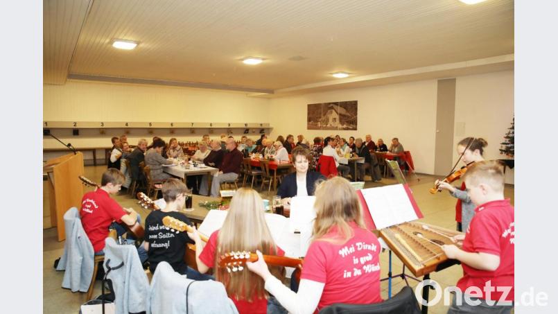 In der Sportklause Helgert beging der VdK-Ortsverband seine Weihnachtsfeier. Der Zitherclub (vorne) umrahmte den Nachmittag musikalisch. Bild: JOCHEN NEUMANN 
ERBENDORF