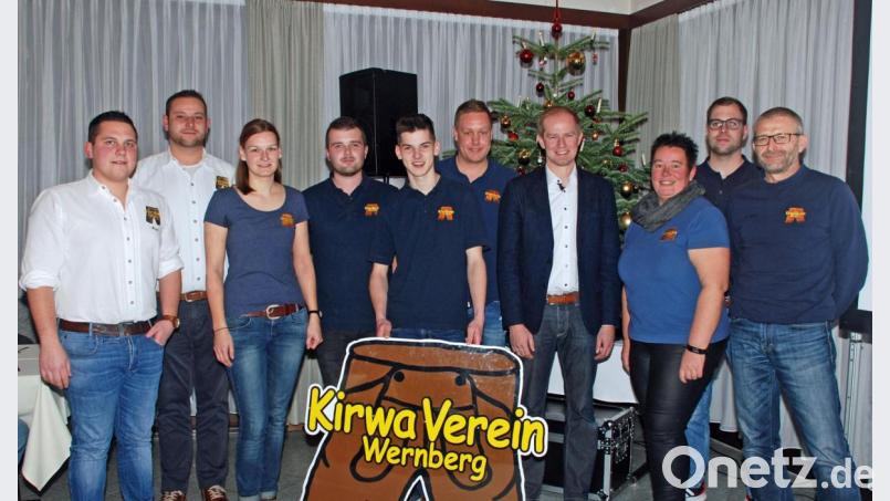 Max Geitner (Erster von links)wurde erneut zum ersten Vorsitzenden gewählt und Tobias Irlbacher (Zweiter von links) steht ihm als Stellvertreter zur Seite. Unser Bild zeigt die neu gewählte Vorstandschaft zusammen mit Bürgermeister Konrad Kiener. Bild: wee