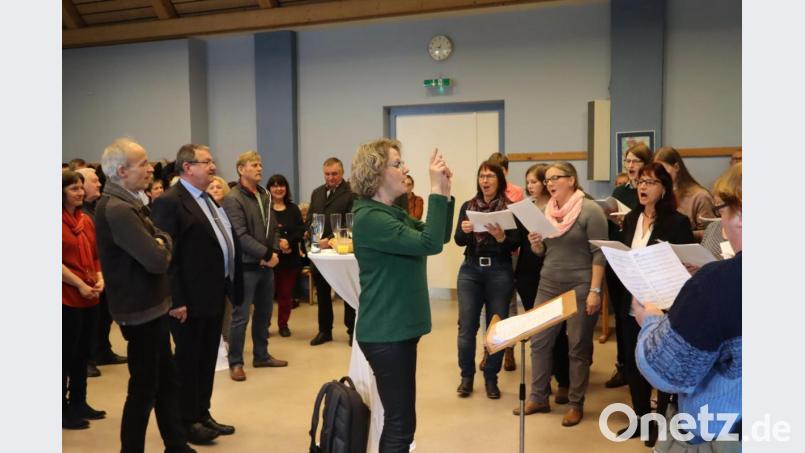 Der Chor "Bella Voce" dankt mit "Thank you for the music". Monika Burkhard dirigiert. Bild: wrm