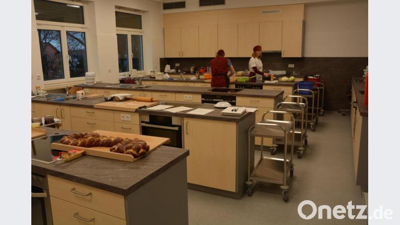 Hier macht das Kochen und Backen Spaß. 287.000 Euro ließ sich der Landkreis die neue Schulküche kosten. Im März im kommenden Jahr kann sich beim Tag der offenen Tür auch die Bevölkerung von der Neuinvestition überzeugen. Bild: jr