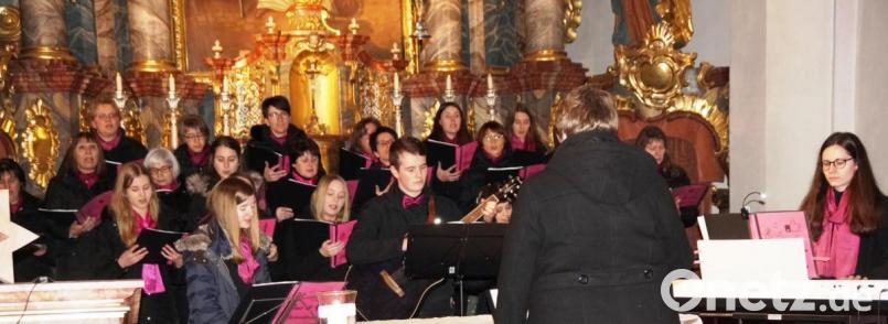 Der Chor „Ganz und Gar“ unter der Leitung von Anita Forster bescherte den Musikfreunden ein Konzert mit adventlichen Weisen. Bild: weu