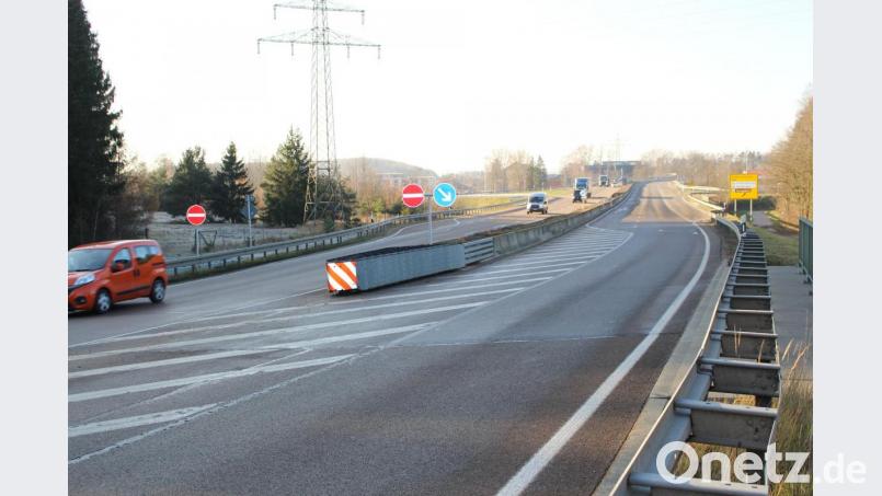 Die Betonschutzwand auf der B85 in Höhe Wackersdorf trennt die Richtungsfahrbahnen. Für die Verkehrssicherheit ist sie dringend notwendig, für den Wildwechsel oft eine unüberwindbare Barriere. Das Wildunfallrisiko könnte mittelfristig ein Wildschutzzaun minimieren. Bild: exb/Michael Weiß