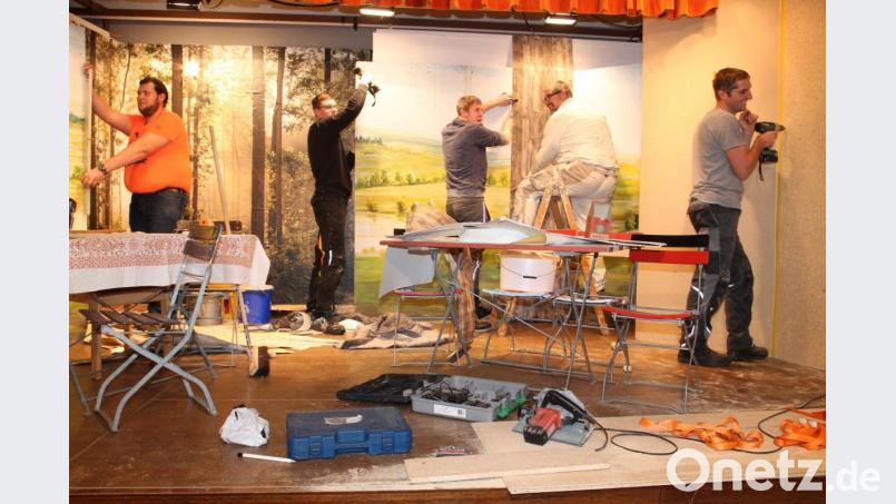 Dominik Meyer, Johannes Wittmann, Dominik Schmid, Johannes Puff und Felix Woppmann (von links) sind eifrig am Werkeln für das Bühnenbild. Bild: pi