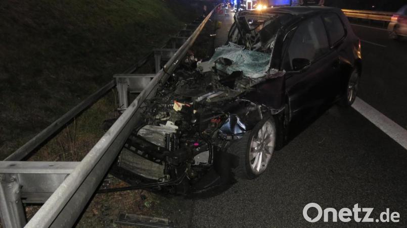 Der VW Golf bleibt völlig demoliert an der Leitplanke liegen. Bild: Feuerwehr Schirmitz