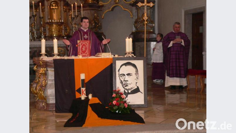 Im Zeichen der Kolping-Fahne und des Bildnisses von Gründer Adolph Kolping wurde der Gedenktag gefeiert. Bild: nid