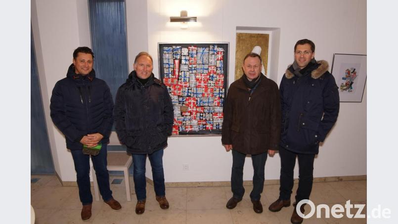 v.li. Organisator Dominik Schleicher, Künstler Gerd Seidel, Vorstand Kapellenverein Knölling Konrad Gürtler Pfarrer Michael Hoch mit einem der ausgestellten Werke Bild: nib