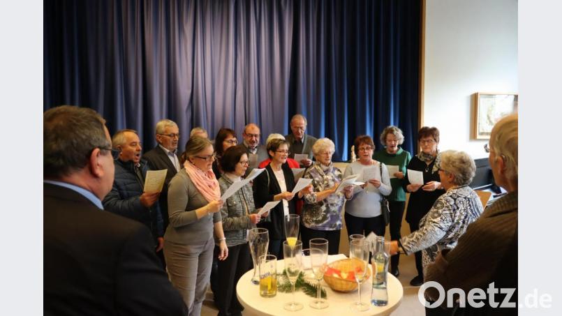 Der Kirchenchor dankt Helmut Wolf mit einem Lied. Das Ensemble löst sich auf. Bild: wrm