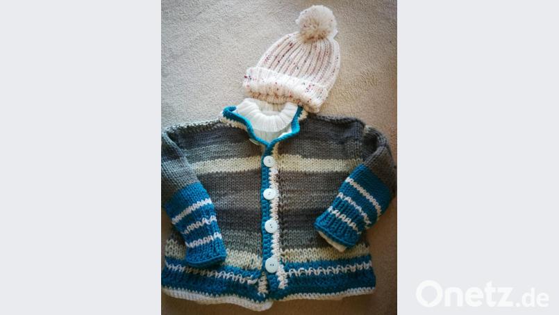 Eine Wollmütze und -jacke hat Evi Weißmann gestrickt und für die Aktion &quot;Für das Leben und die Hoffnung&quot; gespendet. Bild: gpa