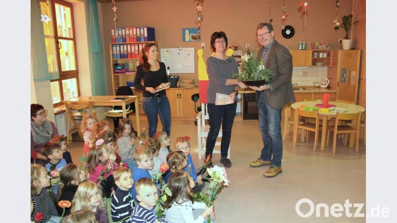 Glückwunsch zum Dienstjubiläum an Edith Hoch von Bürgermeister Martin Prey (rechs) und Kindergartenleiterin Christina Zwack (links). Bild: Josef Böhm