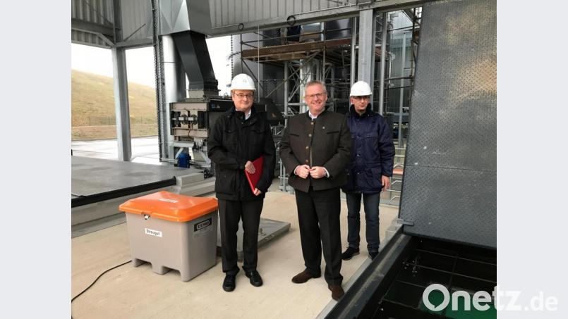 Verbandsdirektor Thomas Knoll, Verbandsvorsitzender Oberbürgermeister Andreas Feller und Bruno Weiß, Abteilungsleiter Elektro- und Leittechnik (von links) verfolgen den Ablauf neben dem geöffneten Annahmebunker. Bild: exb