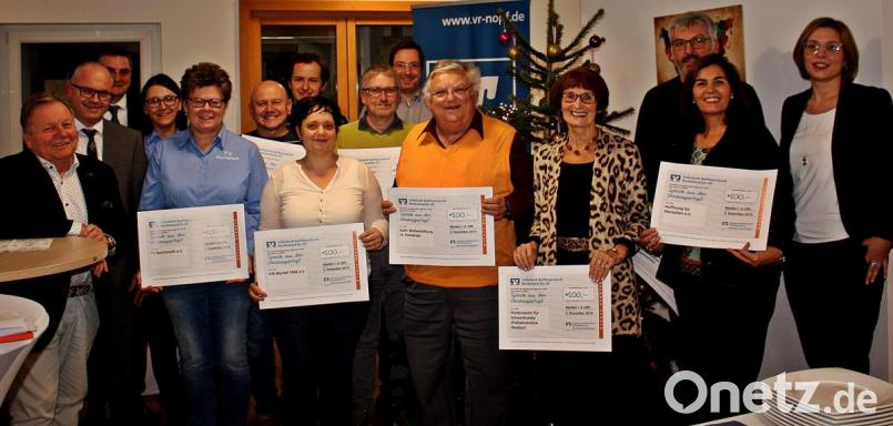 Die Vereinsvertreter nehmen insgesamt 5000 Euro entgegen. Bild: R. Kreuzer