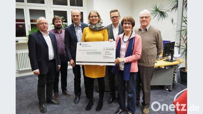 Der Förderverein für Schwerkranke übergibt die Jahresspende mit (von links) Bernhard Steghöfer und Robert Weiß, Klinikvorstand Josef Götz, Palliativstationsleiterin Dr. Stephanie Kuchlbauer, Schatzmeister Alexander Brittinger, Vereinsvorsitzender Waltraud Koller-Girke und Dr. Ehrenfried Lachmann. Bild: Bühner