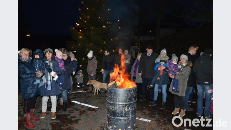 Die Dorfweihnacht des EC Königshütte-Neuhof lockte zahlreiche Besucher an. Bild: jr