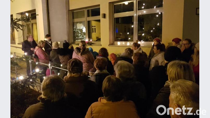 Das erste Fenster bei der Adventsfenster-Aktion ist geöffnet. Bild: du