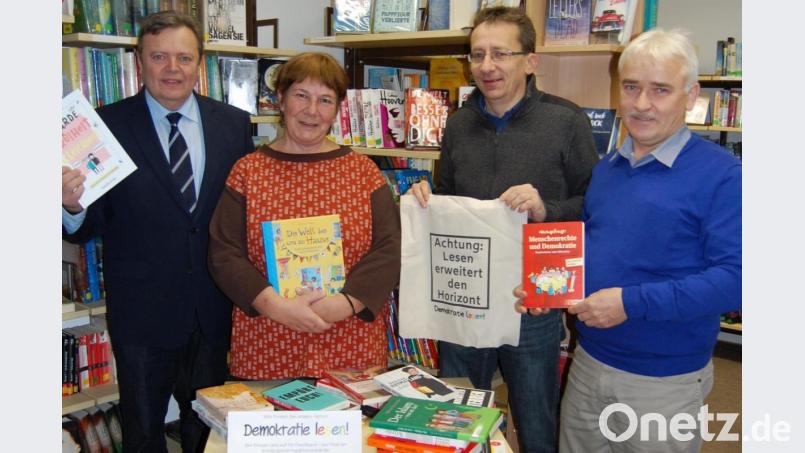 Der Kreisjugendring übergibt ein Buchpaket an die Bücherei Kirchendemenreuth. Bild: sm