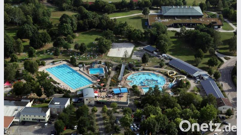 Das Erlebnisbad ist ein Magnet: Im Schnitt der vergangenen fünf Jahre suchten dort 220000 Gäste pro Saison Erholung und Spaß. Im Süden des Geländes (im Bild oben) könnte ein Hallenbad entstehen. Die Investitionen dafür wären enorm. Bild: Gerhard Götz