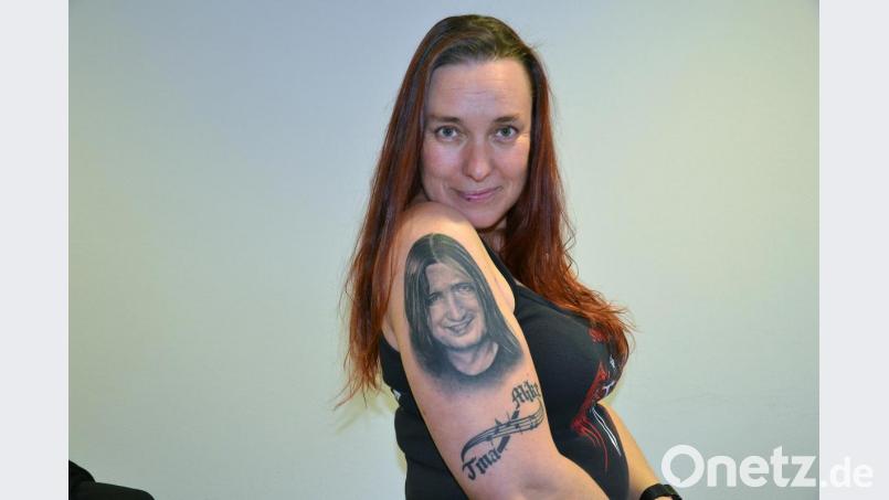 Tina Fiedler hat sich das Gesicht ihres verstorbenen Mannes auf den Oberarm tätowieren lassen. Der todkranke Mike Fiedler hatte gegen den ihn behandelnden Arzt geklagt. Nach seinem Tod und nach Klärung der Rechtsnachfolge wird am Mittwoch, 11. Dezember, erneut vor dem Landgericht Amberg verhandelt. Bild: roa
