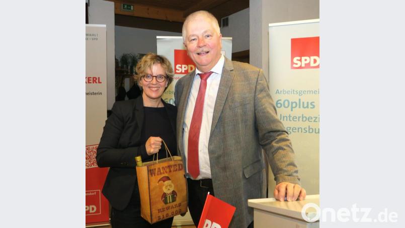 AG-Bezirksvorsitzender Reinhold Strobl (rechts) bedankte sich bei der SPD-Landesvorsitzenden Natascha Kohnen (links) mit einem Geschenk. Bild: Hirsch