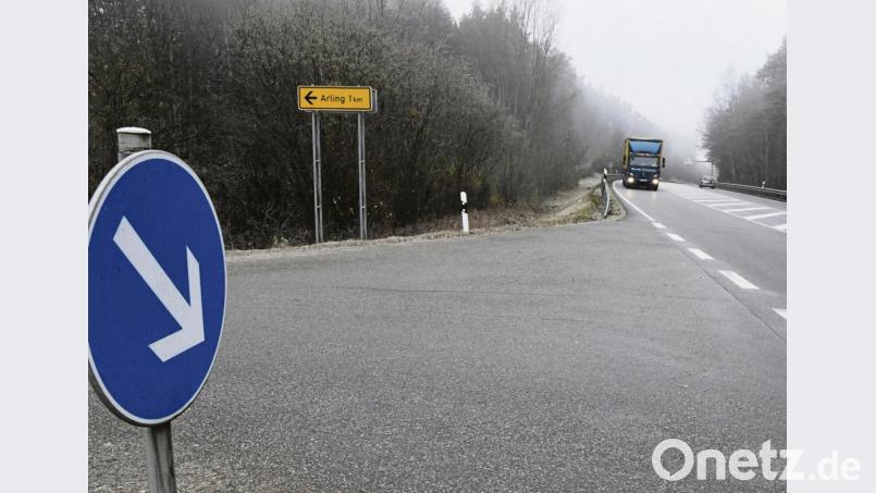 Um diese Stelle geht es: An der Abzweigung von der B 85 bei Pittersberg nach Arling wird nach Ansicht der Ebermannsdorfer Bürgermeister zu schnell gefahren, seit es hier keine Geschwindigkeitsbegrenzung mehr gibt. Bild: Petra Hartl