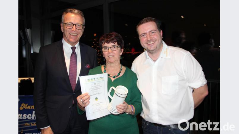 Angelika Wolfrum wurde für 20 Jahre Vereinstreue zum MSC Tirschenreuth ausgezeichnet. Dazu gratulierten ihr Vorsitzender Thorsten Oszlonyai (rechts) und Bürgermeister Franz Stahl. Bild: kro