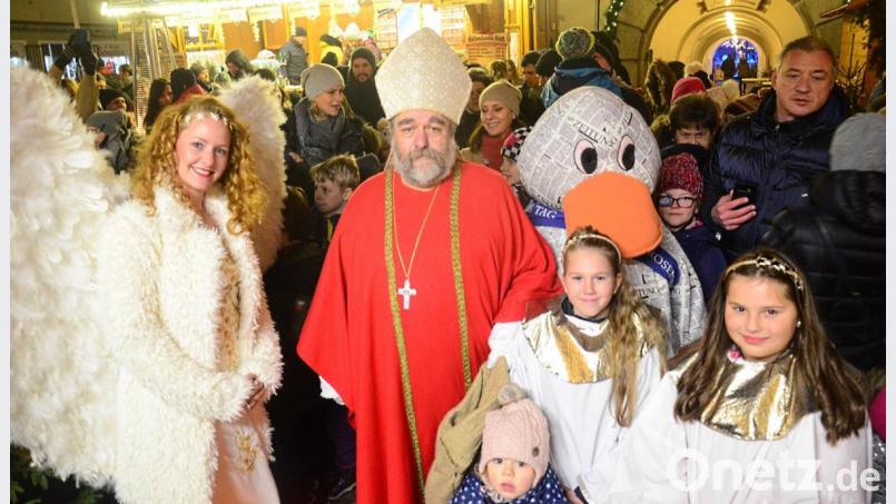 Am Donnerstag überraschten Nikolaus, Chriskind, Engel und Paula Print die Kinder auf dem Christkindlmarkt. Bild: Kunz