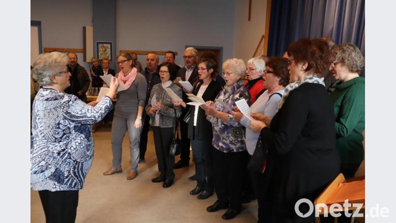 Der Kirchenchor dankte mit dem Lied. Marille Schäffler dirigiert. Bild: wrm