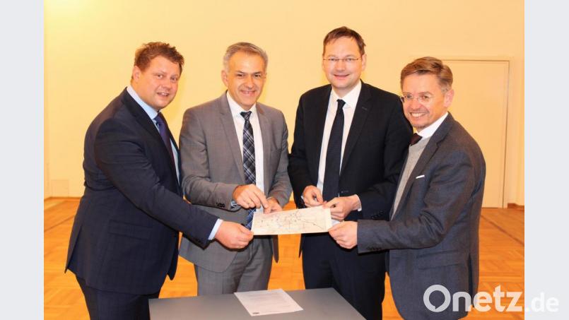 Staatsminister Hand Reichhart (Zweiter von rechts) informierte über die Zustimmung des Bau- und Verkehrsministeriums zur Abstufung der Staatsstraße 2176 durch Mitterteich. Darüber freuten sich Bürgermeister Roland Grillmeier (Zweiter von links), sein Stellvertreter Stefan Grillmeier (links) und MdL Tobias Reiß. Bild: exb