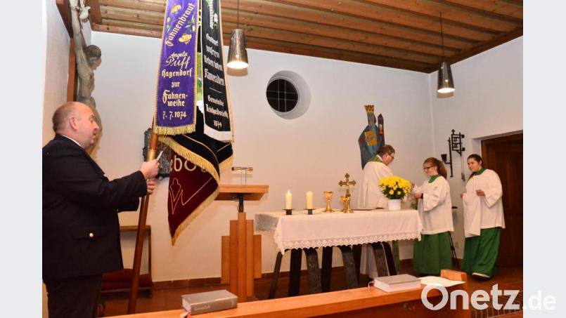 Ein Mosaikbild über Stadtpfarrer Hans Ring (Dritter von rechts) weist in der Ortskapelle von Hagendorf auf das Patrozinium der heiligen Barbara hin. Bild: fjo