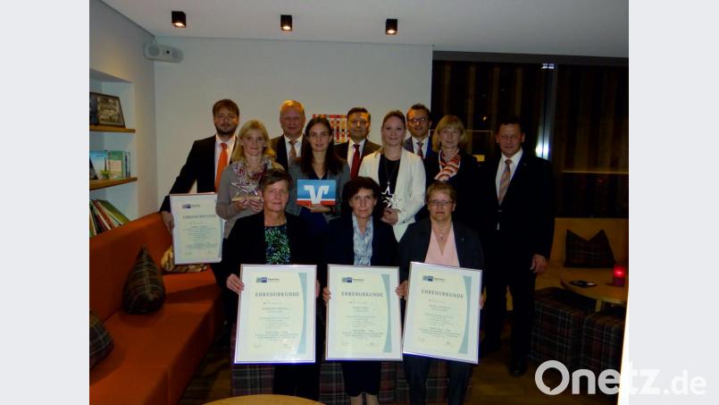 Bei der Mitarbeiterehrung (sitzend, von links): Marianne Kölbel, Heide Alex, Helga Häusler; 
dahinter (von links): Armin Lindner, Simone Schön, Martin Sachsenhauser, Katja Deinzer, Bernhard Reif, Lisa Seibold, Robert Luber, Heidi Hiltel und Erich Übler. Bild: Katja Deinzer
