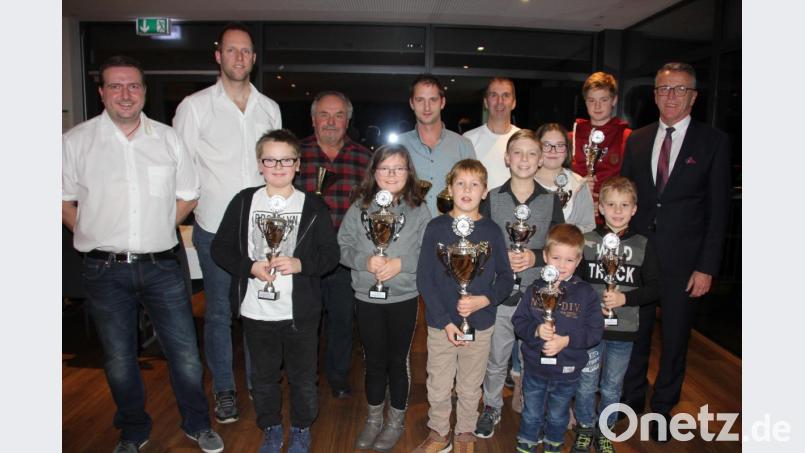 Die Besten der Clubmeisterschaft 2019 des MSC Tirschenreuth mit MSC-Vorsitzenden Thorsten Oszlonyai und Jugendleiter Gerald Banczyk (von links) sowie Bürgermeister Franz Stahl (rechts). Bild: kro