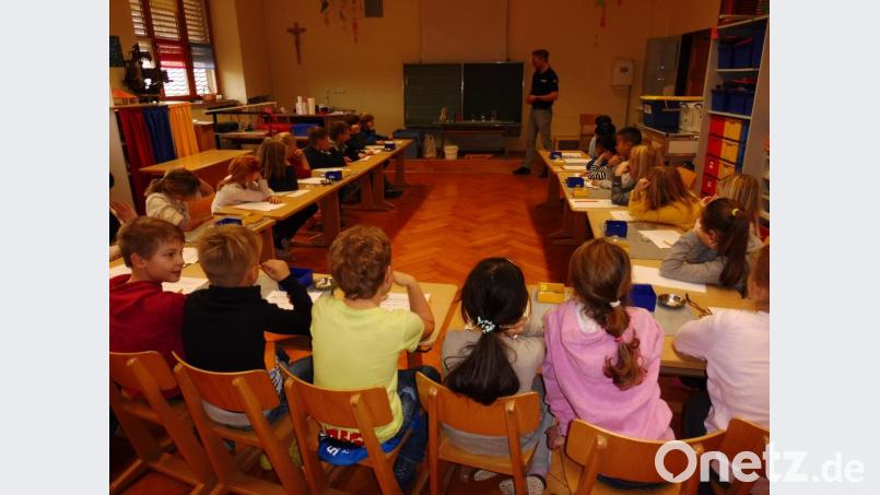 Zur Brandschutzerziehung der dritten Klassen war Feuerwehrkommandant Tobias Tippmann an die Grundschule gekommen. Bild: Christina Trenner/exb
